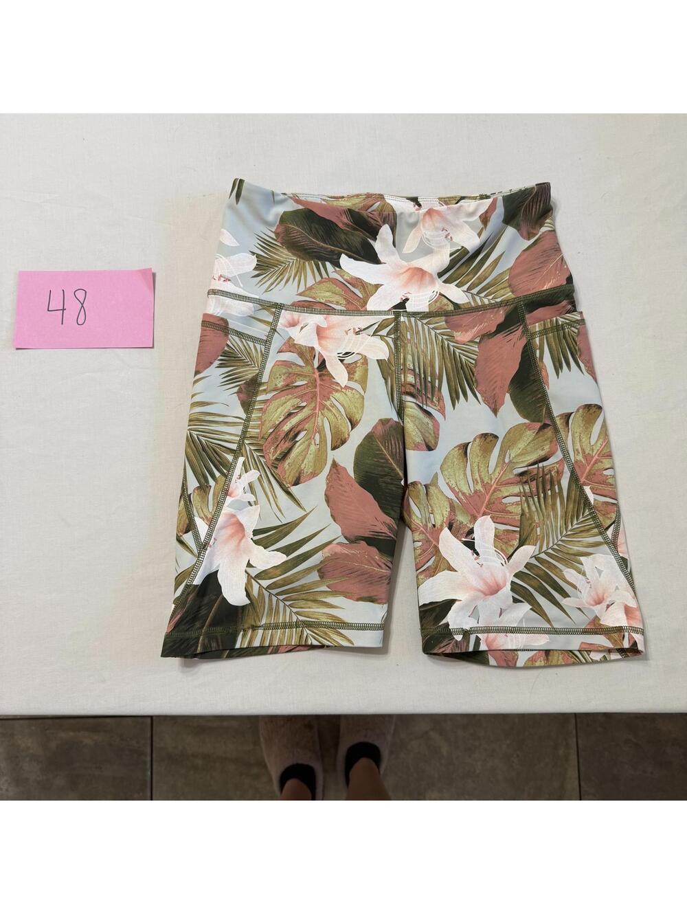 Old Navy Active Floral Print PowerSoft Mid-Length Workout Shorts Size Medium
